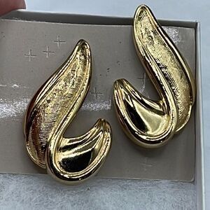 Vintage 80’s90’s multi textured Gold colored metal earrings.